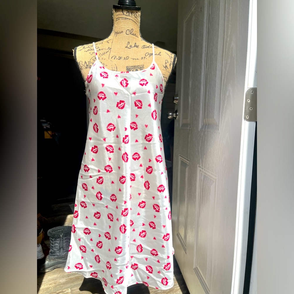 💋 VTG Y2K white satin & red kiss / hearts nightie dress • Small • plunge back